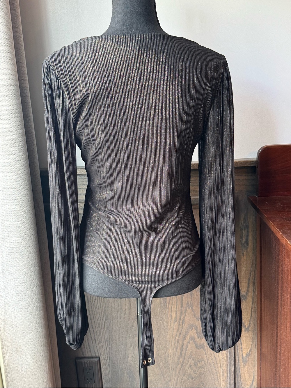 Express Metallic gold and Black Long-Sleeve V-Neck Bodysuit Medium EUC - Picture 4 of 8